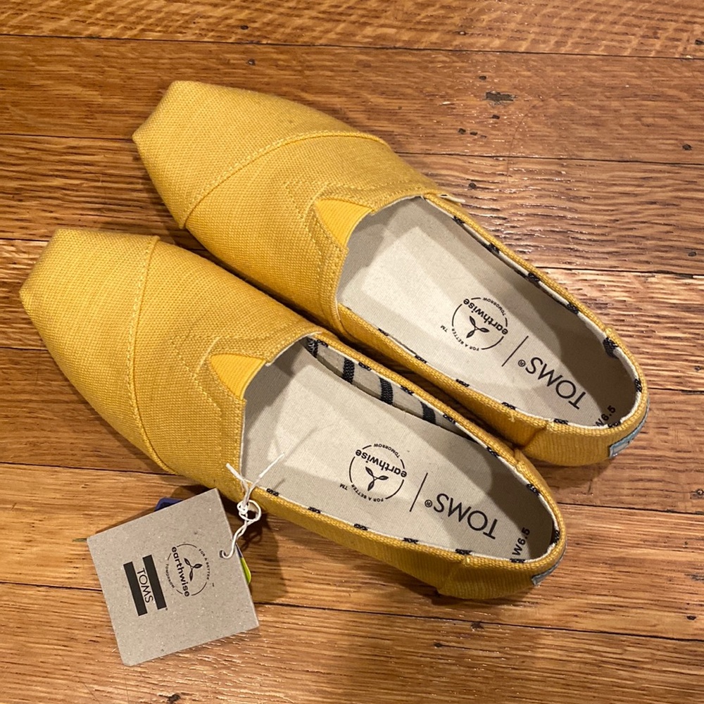 NWT Mustard Yellow Tom Flats W6.5